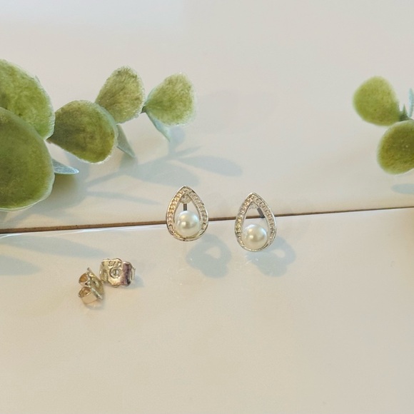 Avon 1980’s Silver Pearl Drop Earrings - Picture 3 of 7